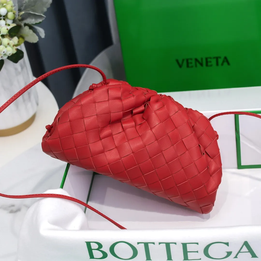 BV cloud bag is in stock, coarse weave, large plaid weave, the pouch cloud bag. Needless to say, this year's most popular bag is not without its reason. The minimalist and slightly wrinkled design is both advanced and a bit lazy. After the new designer came, he directly changed it to a large weave and became super young. It also has a touch of fashion. You must buy it. This year's must-have bag. Size: 22×12×7cm. Real shot ❤️